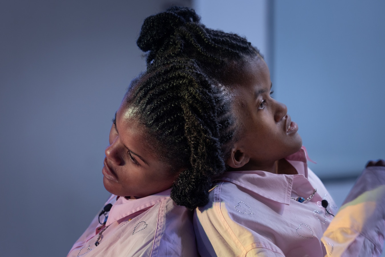 De enige Siamese tweeling van Nederland stapt uit de schaduw met ‘Hey ...