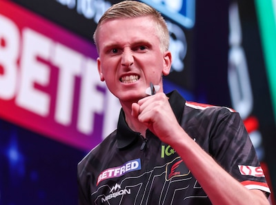 Alle darters zijn bang voor ‘Dutch superstar’ en AZ-fan Nijman: ‘Het jaar dat ik Premier League speel, wordt AZ kampioen’
