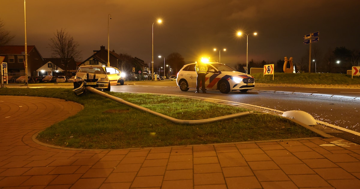 Auto rijdt lantaarnpaal omver in de Lier