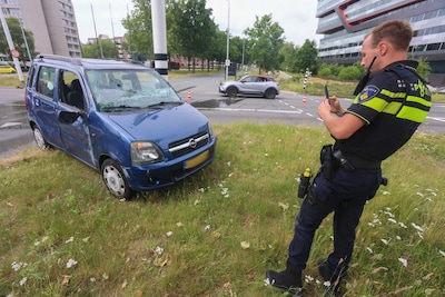 Auto belandt per ongeluk op busbaan in Eindhoven, bestuurder veroorzaakt ongeluk op drukke kruising