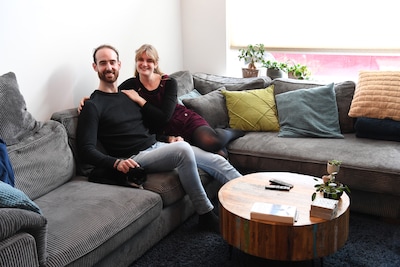 Pieter (30) woont nu in het kleurrijke huis van Laura (30) in Oosterhout; na een week zijn ze al aan