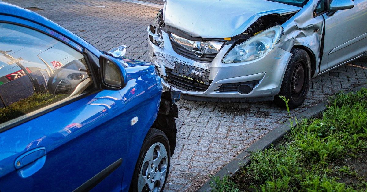 Drie auto's botsen op elkaar in Sliedrecht