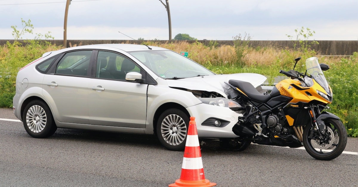 Heftig ongeluk op A15: motor volledig vast in auto na harde klap