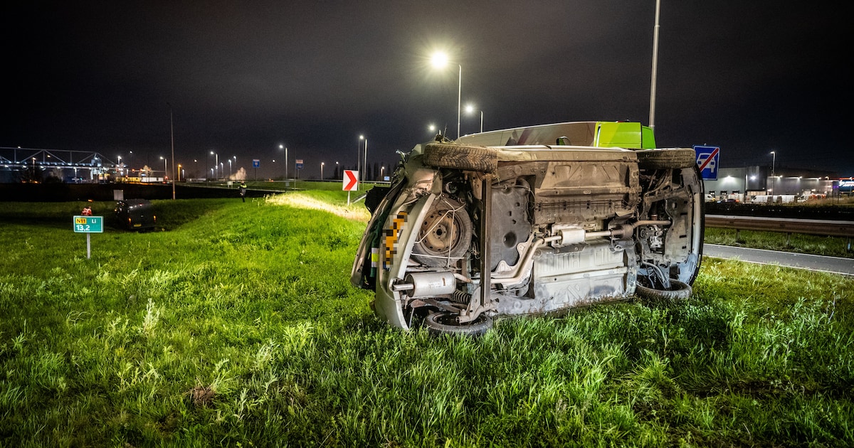 Bestelbus en auto botsen op N11 bij Alphen, auto gekanteld