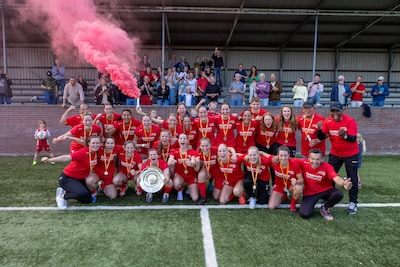 Vrouwen Saestum grijpen weer de titel, maar dromen van meer: plek in voetbalpiramide gloort