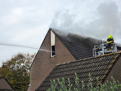 Uitslaande woningbrand in Ede, rook blijft in wijk hangen