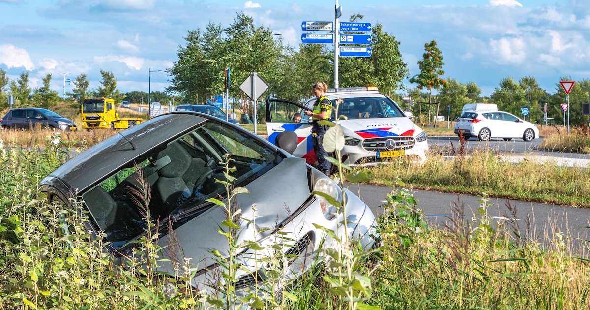 Automobilist raakt van de weg en eindigt in greppel in Joure