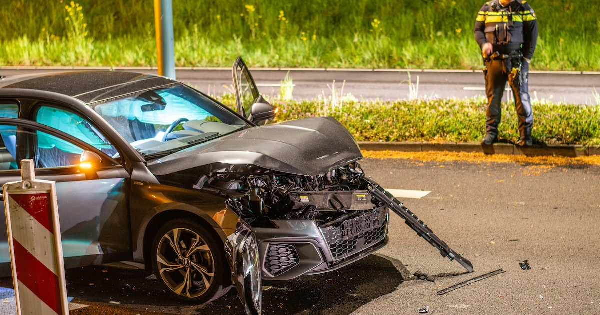 Flinke botsing met veel schade tussen twee auto’s op Vogelweg in Maarssen