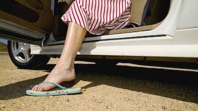 Met slippers aan een auto-ongeluk veroorzaken kan flink in de papieren lopen, toch stapt ruim een kw