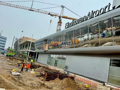 Nieuwe megaterminal Eindhoven Airport krijgt eindelijk roltrappen en lift na jarenlange trap-frustra