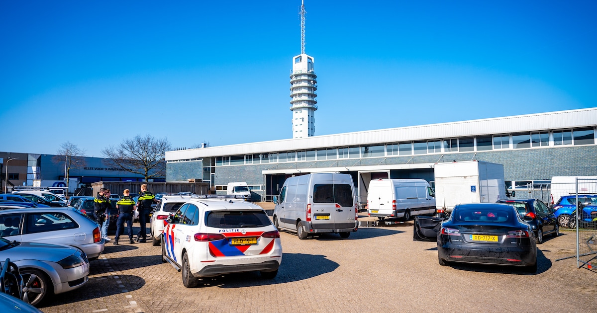 Politie valt bedrijfspand binnen in Alphen