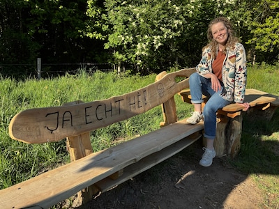 Dit bankje in park Schothorst werd speciaal voor Joop gemaakt: ‘Ik schoot wel even vol’
