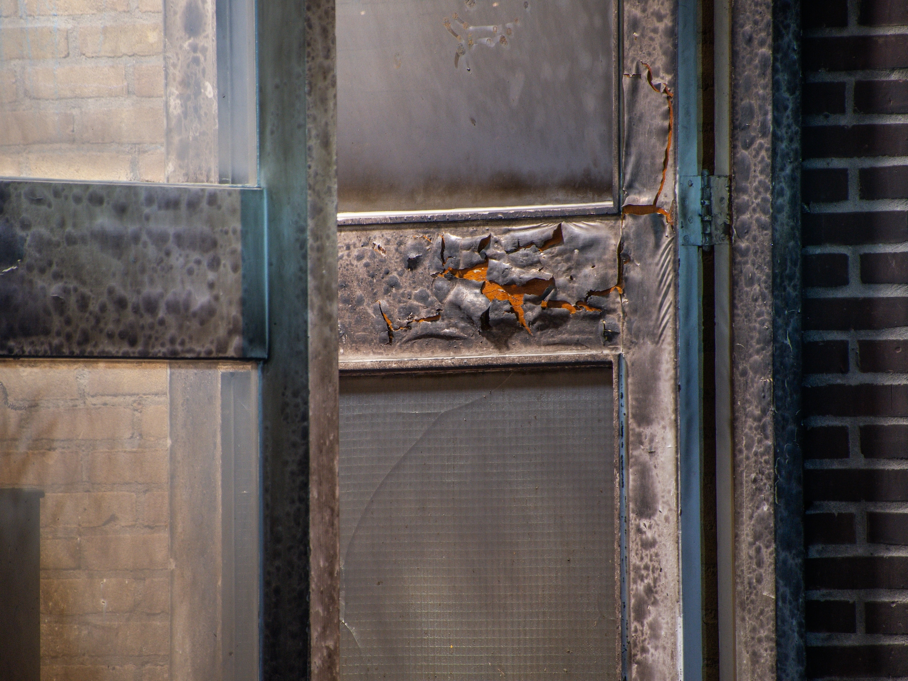 Voordeur van Utrechtse portiekflat zwartgeblakerd na explosie