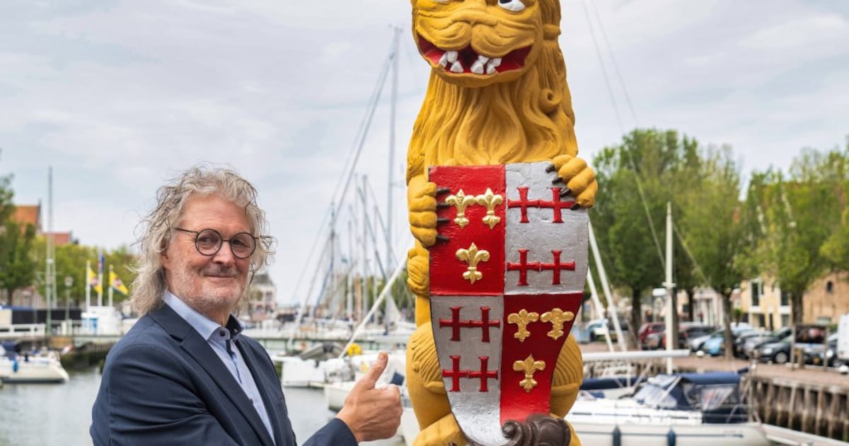 Historische leeuwen op Leeuwenbrug in Harlingen weer als nieuw na opknapbeurt