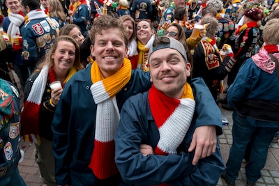 3FM weet niet wat het ziet: radio-dj’s dompelen zich onder in Oeteldonk