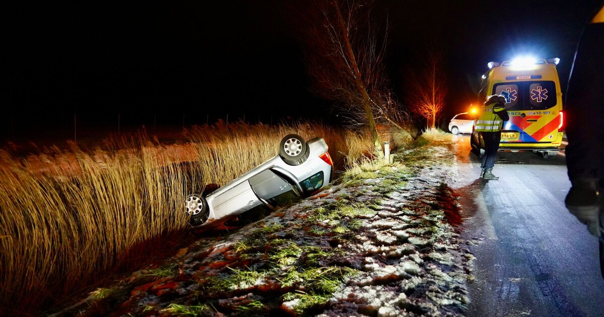 Auto slaat over de kop in Andijk, één gewonde naar ziekenhuis