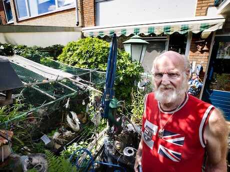 Piet (75) verloor 51 koikarpers omdat werklui hun peuken in de vijver mikten: 'Een voor een kwamen ze bovendrijven'