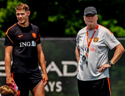 Bondscoach Ronald Koeman en Micky van de Ven blikken vooruit