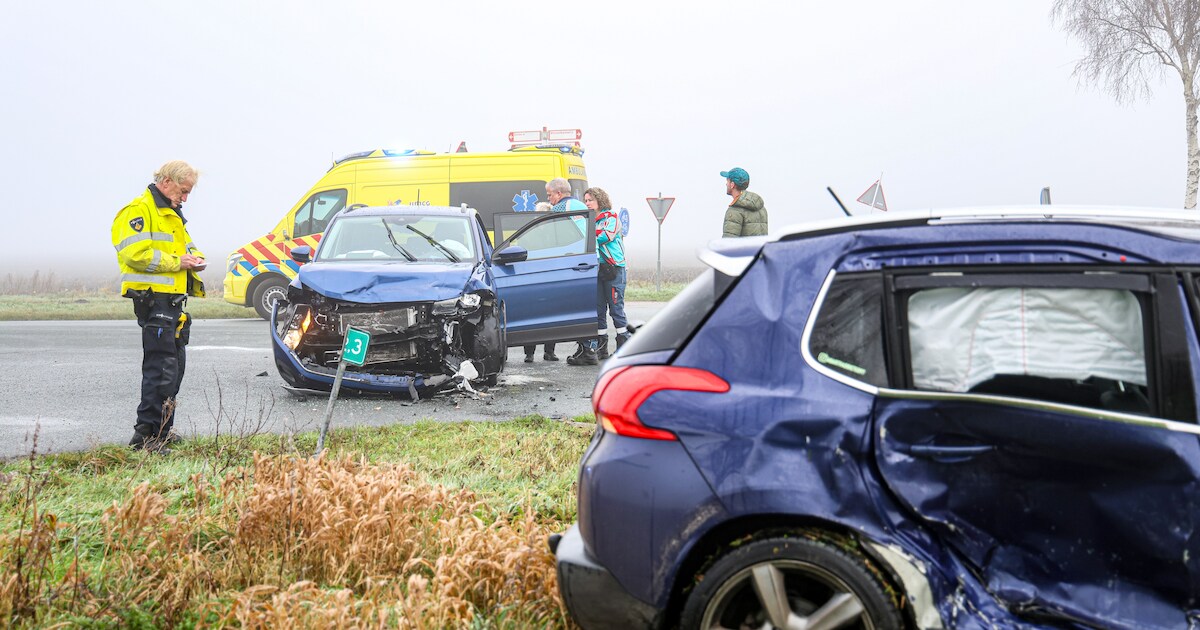 Auto's in de kreukels door botsing in Valthermond