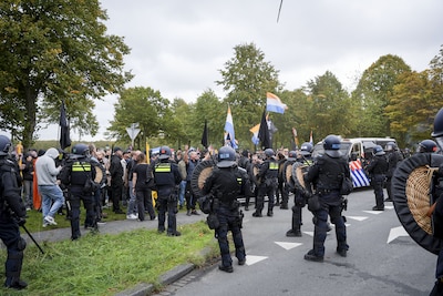 24 arrestaties na rellen tijdens extreemrechtse demonstratie, politie onderzoekt antisemitische leuzen