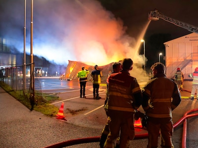 Zeer grote brand in loods Amsterdam, geen treinen tussen Sloterdijk en Schiphol