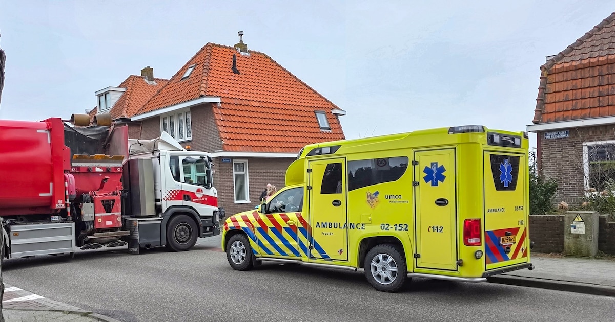 Fietser gewond na botsing met vuilniswagen op de Burgemeester van Heusdenweg in West-Terschelling