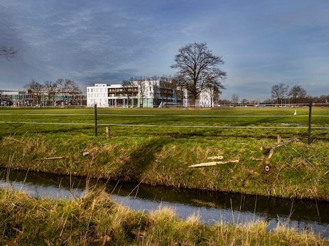 Op de voorgrond de locatie waar het nieuwe Ronald McDonald Huis zou moeten komen.
