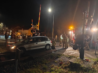 Automobilist ‘neemt afslag te vroeg’ en belandt met auto op het spoor, treinverkeer stilgelegd