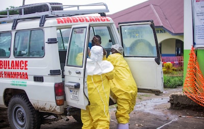 Dodental ebola-uitbraak loopt op, WHO meldt 900 vermoedelijke besmettingen in Congo