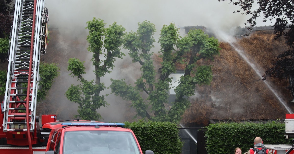 Grote brand op rieten dak van woning in Aalsmeer