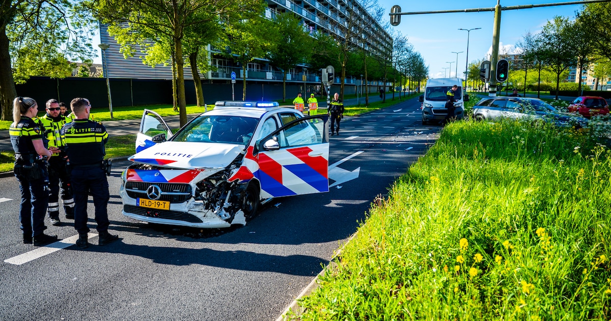 Politiewagen botst tijdens spoedrit op auto in Alphen: ‘Behoorlijke klap’