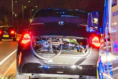 Bromfietser knalt tegen man met twee fietsen op Deurneseweg en raakt gewond