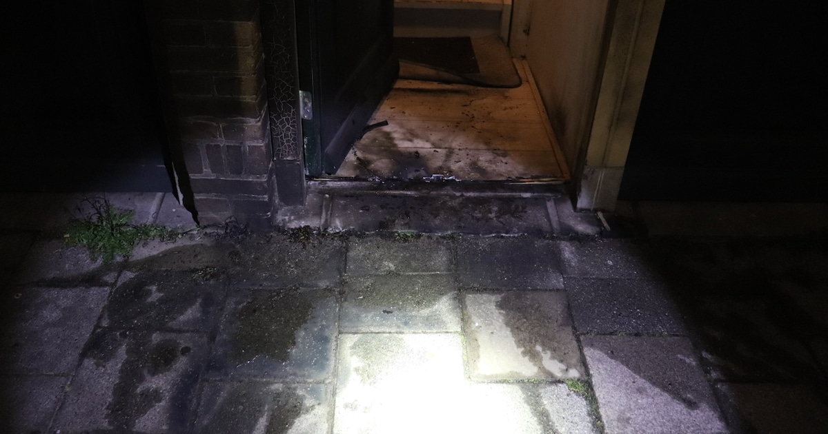 Explosie bij voordeur woning in Amsterdam-Noord, brand snel geblust