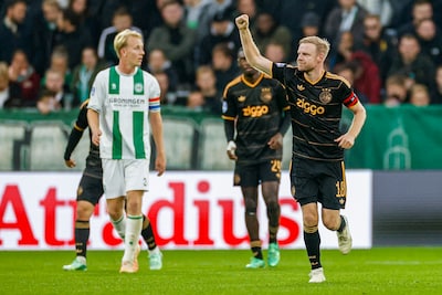 Groningse defensie klungelt bij corner van Ajax, eigen doelpunt verdubbelt voorsprong