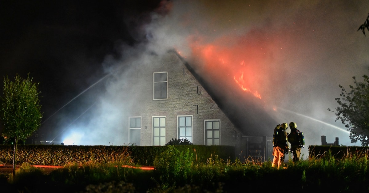 Woning in de as na brand in rieten dak, mogelijk veroorzaakt door bliksem