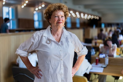 Nan van Schendel vindt het ingewikkeld om Huis73 los te laten, een goed boek moet daarbij helpen