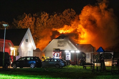 Grote brand verwoest woning en loods op kampje in Wouw