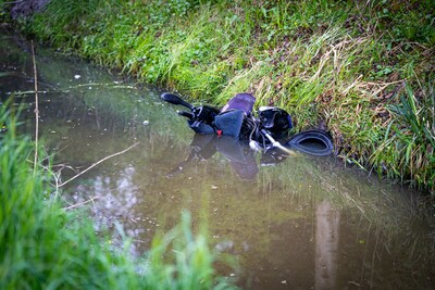 Rotterdammer (32) overleden nadat scooter te water raakt in Rotterdam-Charlois