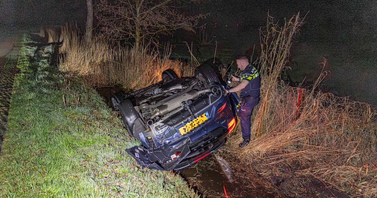 Veel onduidelijk nadat politie auto in de sloot treft in De Trieme | 112 nieuws Noardeast-Fryslân