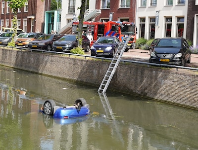 Man overlijdt doordat auto in gracht van Kampen belandt, vrouw zwaarge­wond: ‘Noodlottig ongeval’
