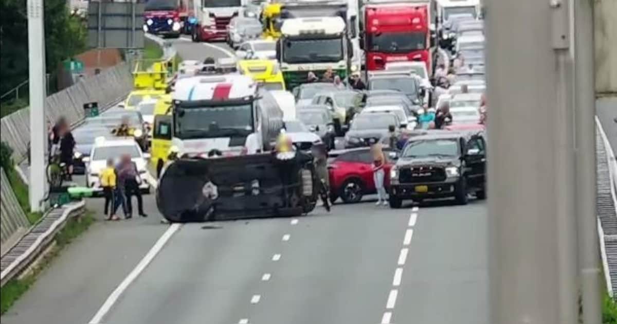 Zwaar ongeluk op A28 bij Zwolle: auto belandt dwars op rijbaan en veroorzaakt grote file