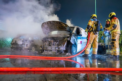 Werkbusje en auto vatten vlam op parkeerplaats in Berghem, politie doet onderzoek