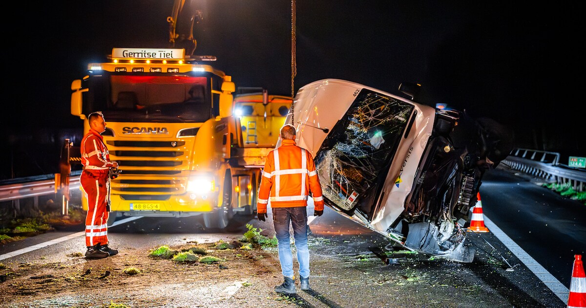 Bestelbus belandt op zijkant bij ongeluk op A15 bij Tiel: snelweg tijdelijk dicht