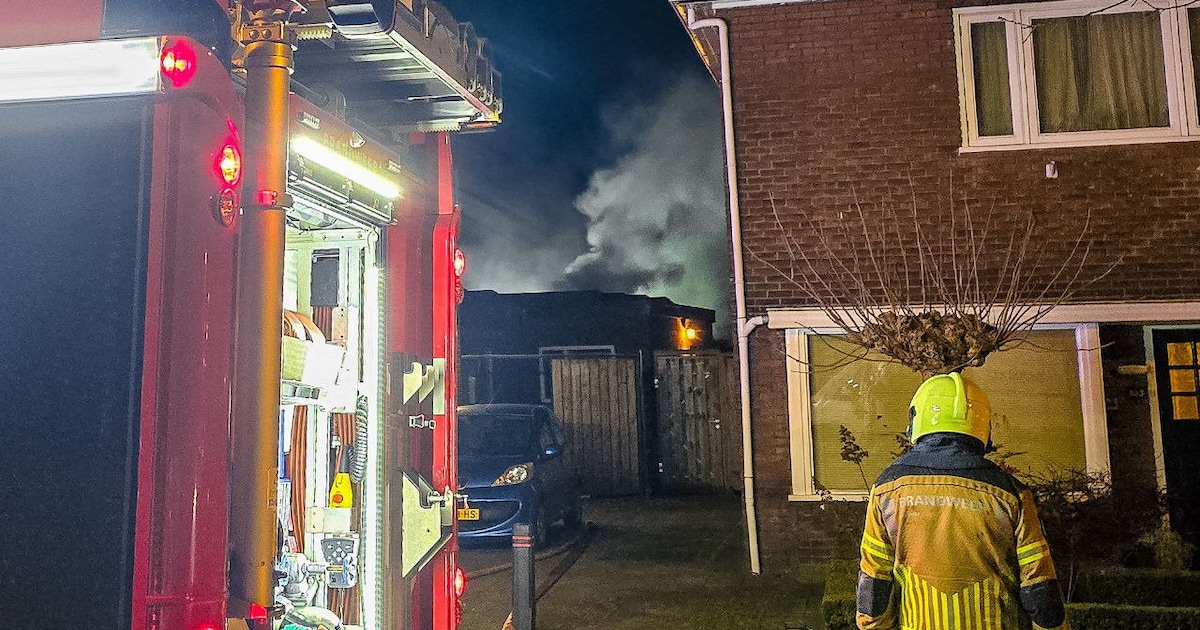 Grote brand in 15 garageboxen in Hengelo, meerdere woningen ontruimd