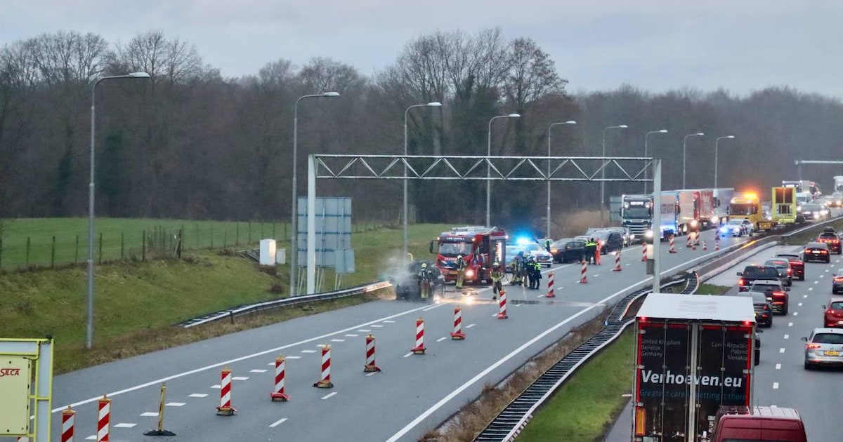 Autobrand op snelweg A1 vlak voor de grens: snelweg afgesloten | 112 nieuws Losser