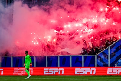 Slachtoffer vuurwerk Feyenoordfans heeft blijvende gehoorschade: ‘Hij is er erg emotioneel onder’