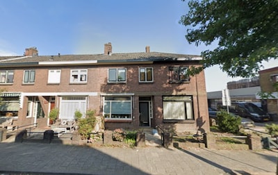 Gezien op Funda: dit huis in Woerden heeft knalblauwe muren en een kikkergroene schouw