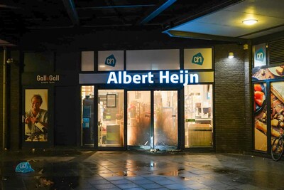 Ingang van supermarkt aan het Admiraalsplein in Dordrecht beschadigd na explosie