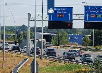 Vrachtwagen verliest bouwkeet op A2 bij Eindhoven, snelweg dicht richting Den Bosch