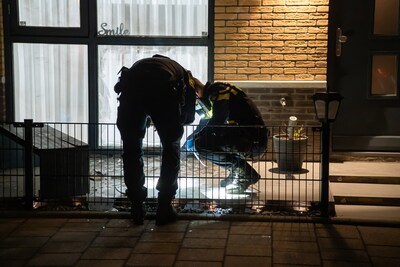 Raam aan diggelen na explosie in voortuin op Ruiterwei in Barendrecht